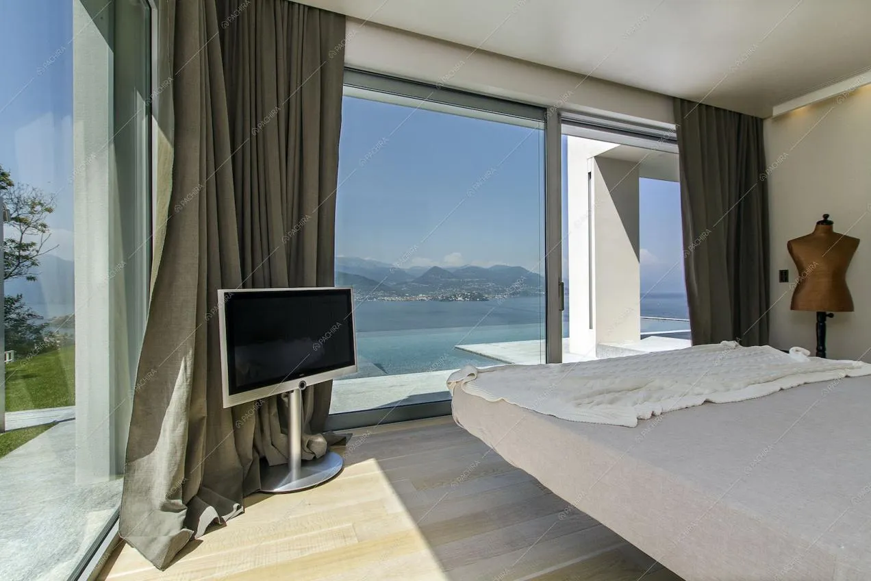 Camera da letto con vetrate e vista panoramica, letto sospeso
