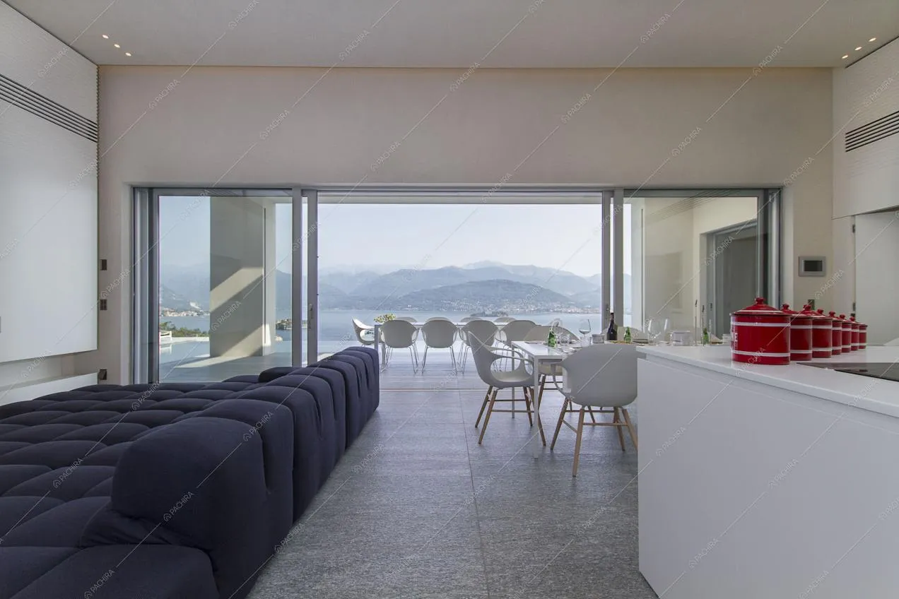 Divano, tavolo da pranzo interno ed esterno, vista panoramica
