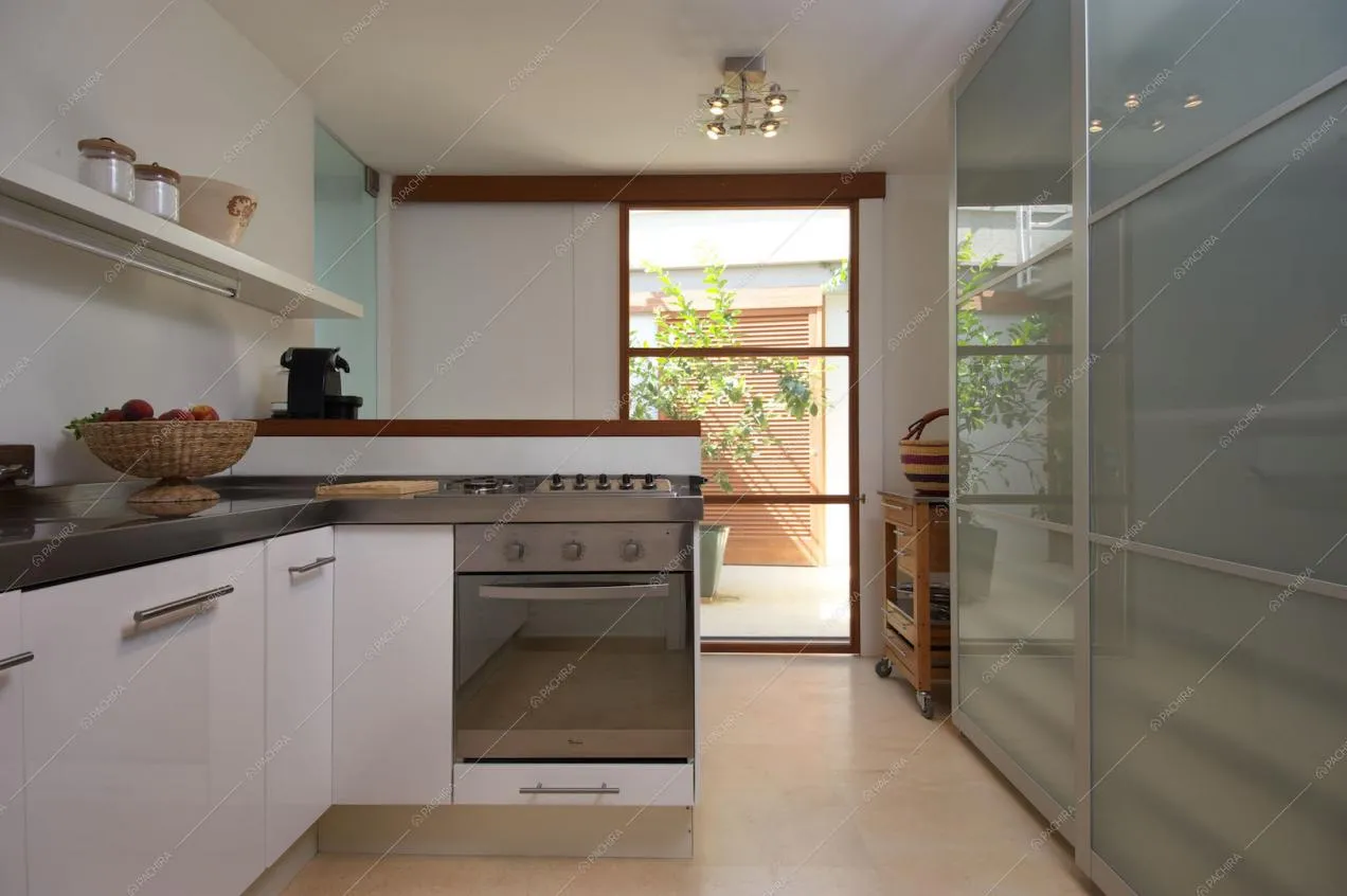 Cucina con fornelli a gas