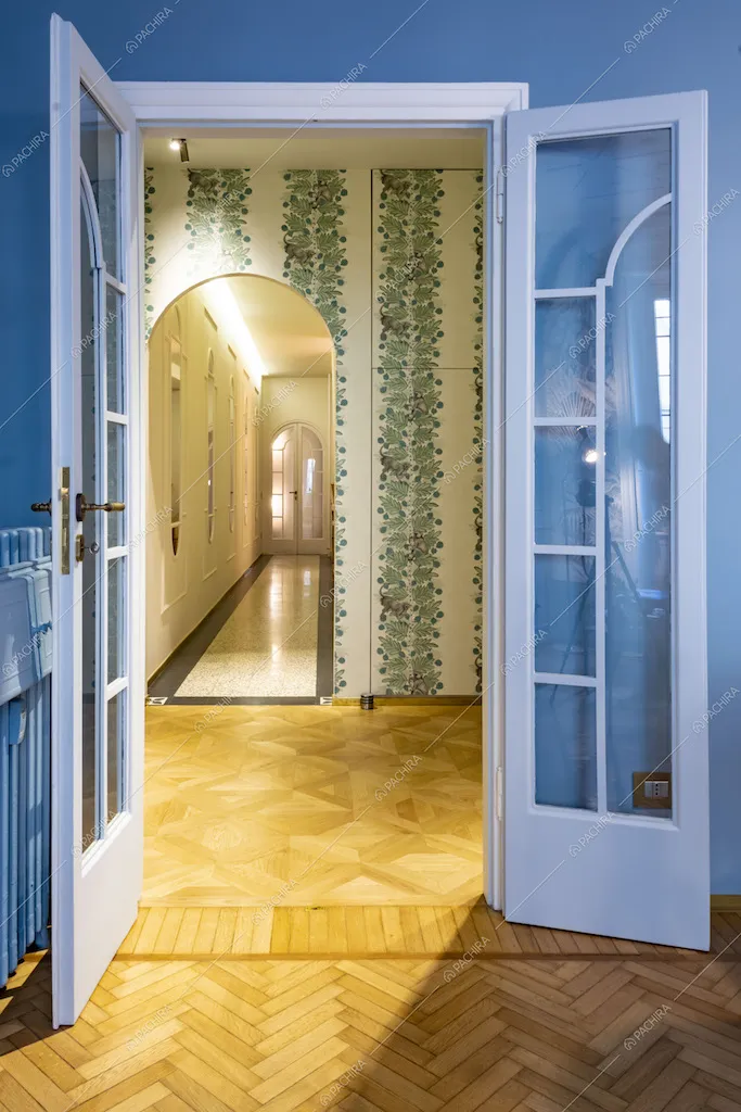 Ingresso con pavimento in parquet