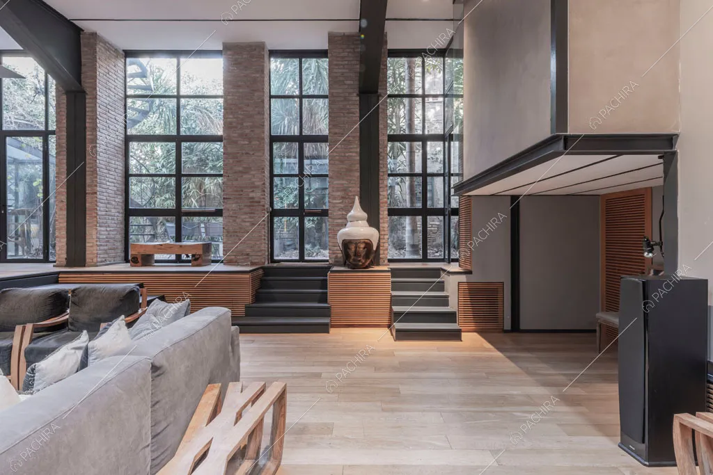 Pavimento in parquet nella sala del loft Berillio, location in stile contemporaneo a Roma