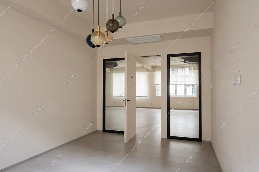 Sala dell'espositivo Tipuana, location in stile contemporaneo a Milano