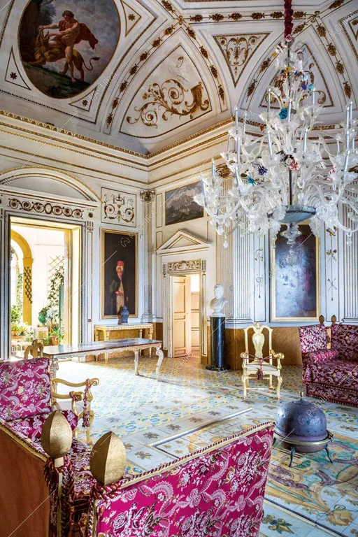 Lampadario antico nella sala della villa Tanami, location in stile classico a Palermo