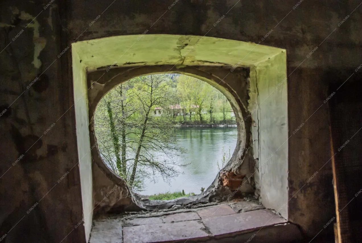 Vista sul fiume da una finestra