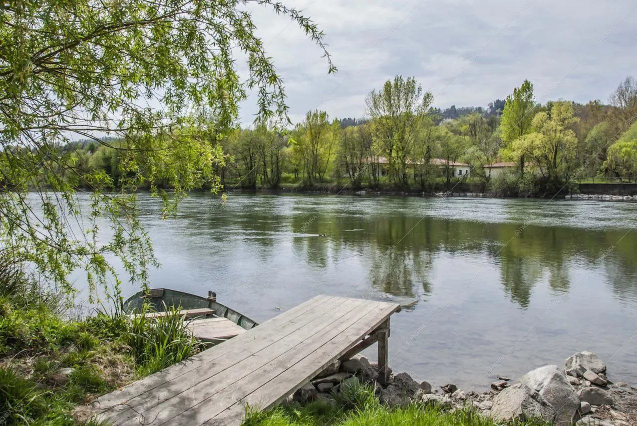 Moletto sul fiume e barchetta