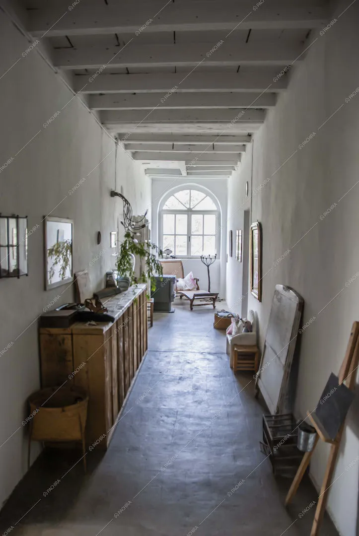 Corridoio con soffitto con travi a vista, mobile delabré