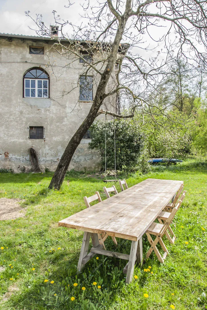 Tavolo da pranzo in legno nel giardino
