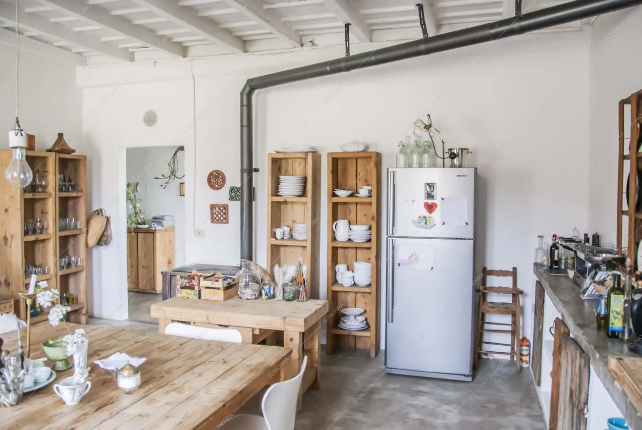 Cucina con pavimento in cemento lisciato