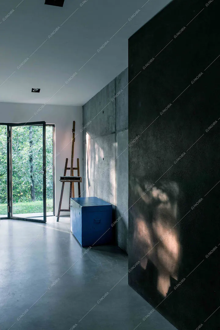 Cassa blu e cavalletto da pittura