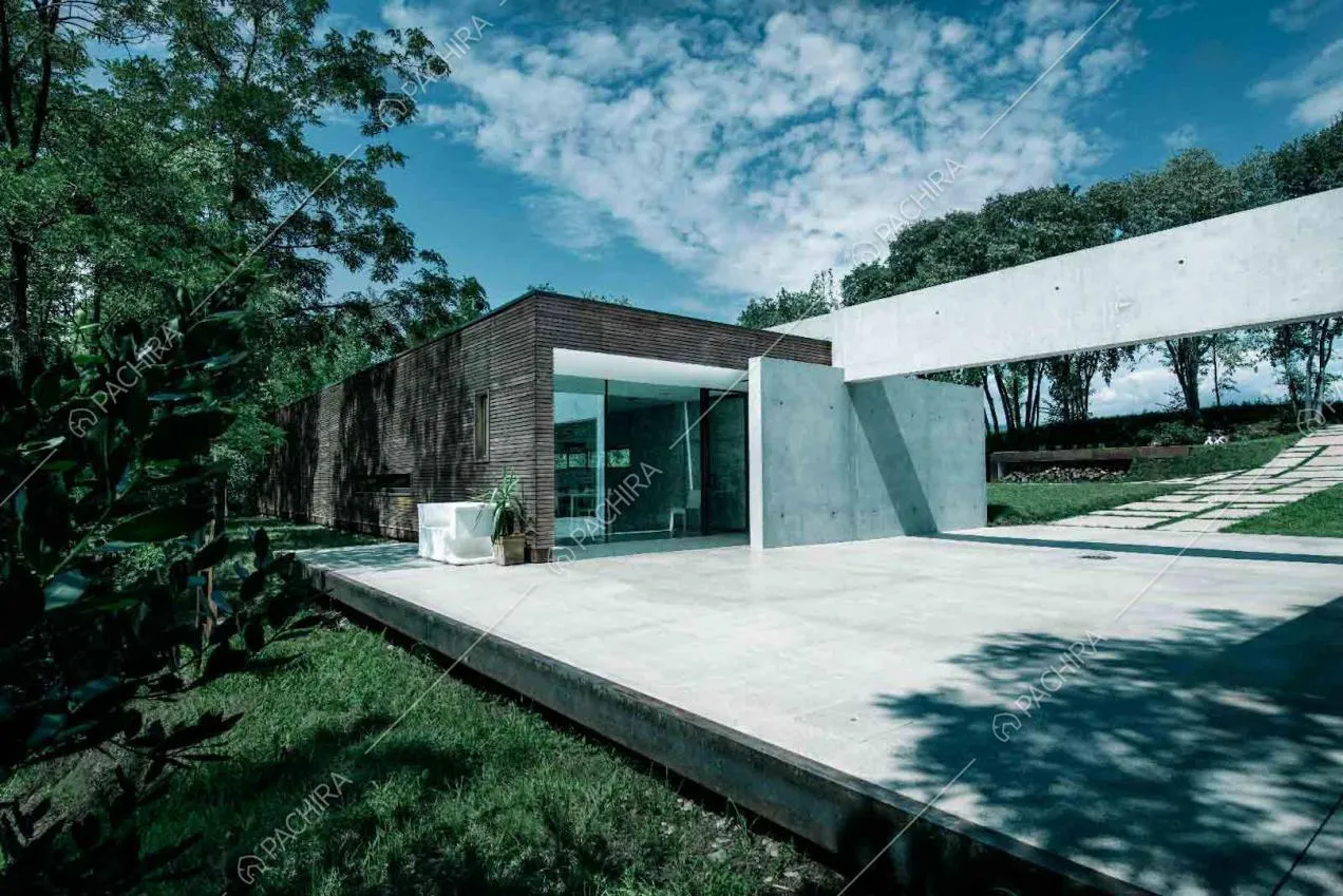 Esterni della villa in cemento lisciato