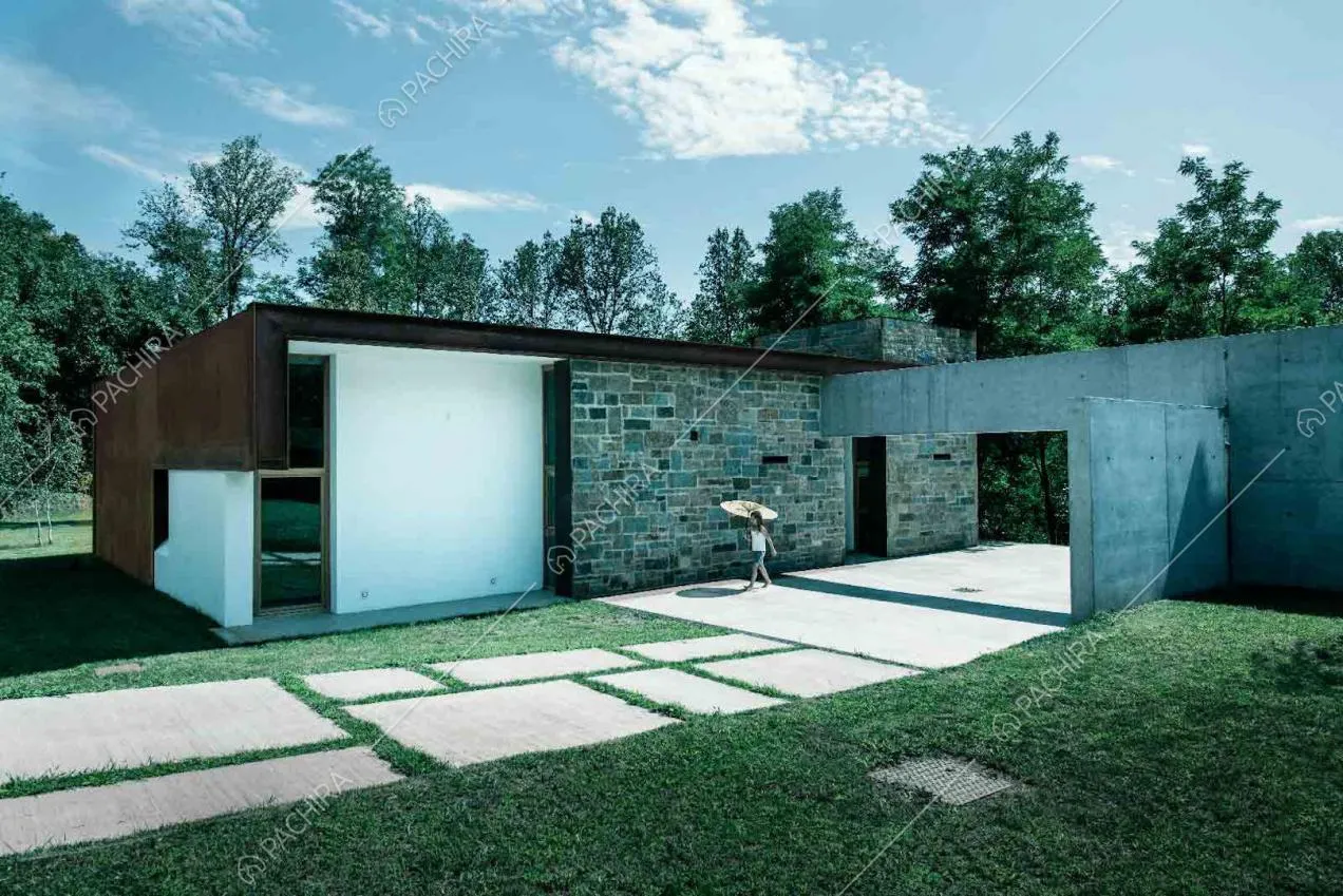 Viottolo di accesso alla villa e struttura esterna