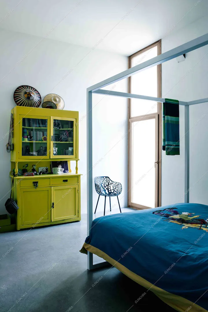 Camera da letto con libreria giallo acido