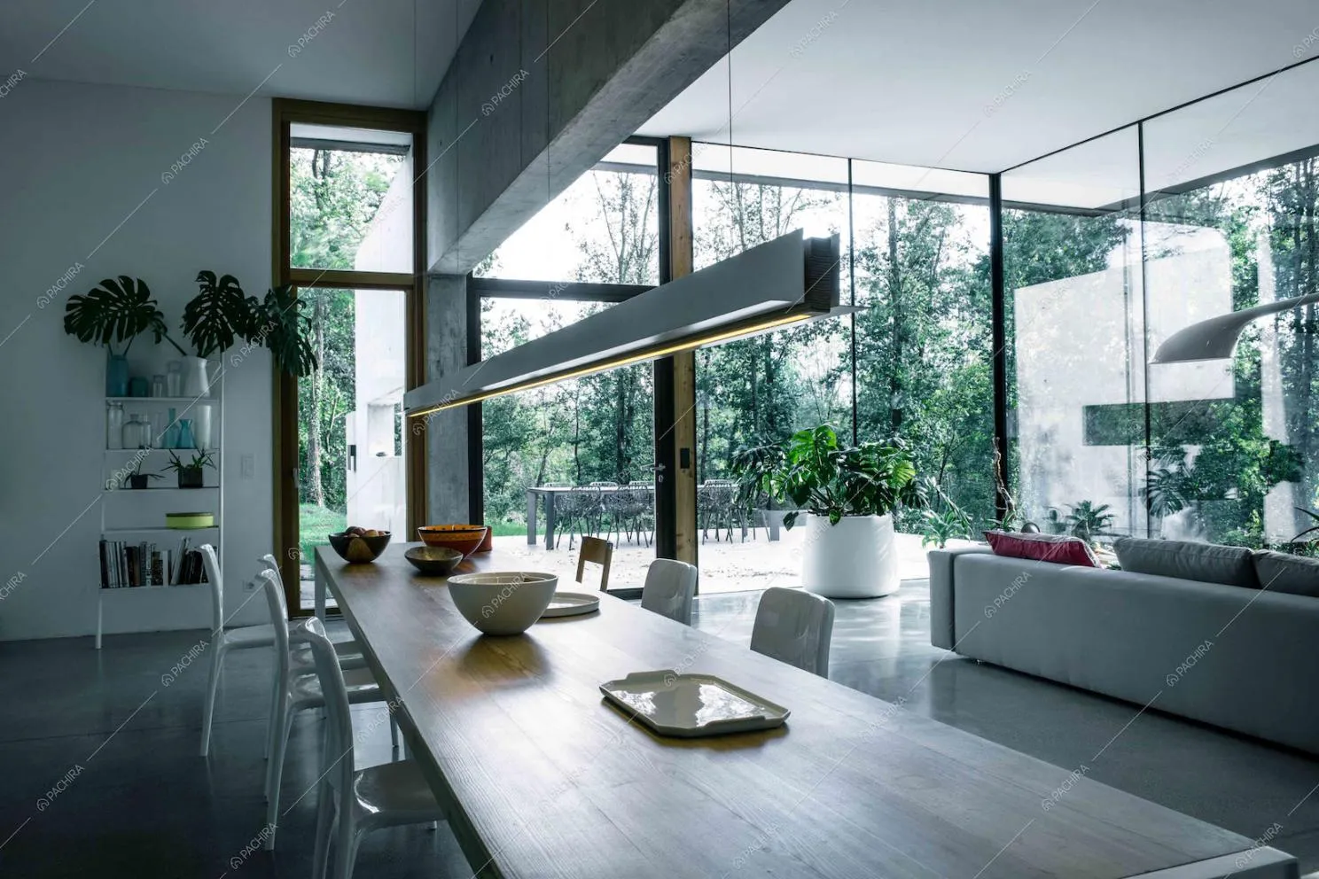 Zona living con pavimento in cemento lisciato