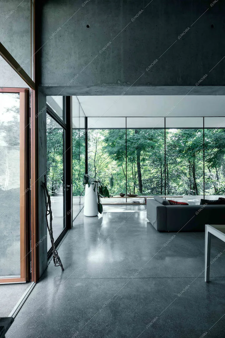 Zona living, vetrate e divano