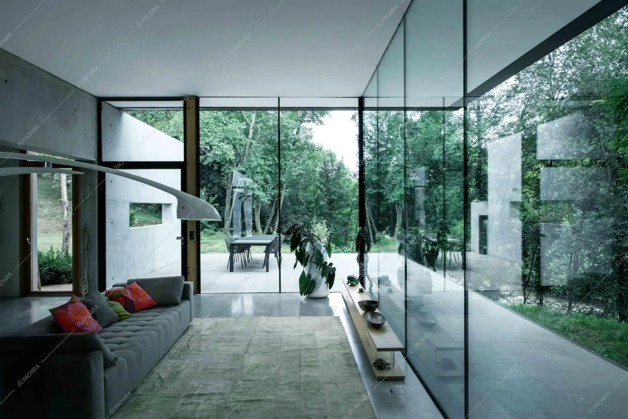 Zona living con vetrate