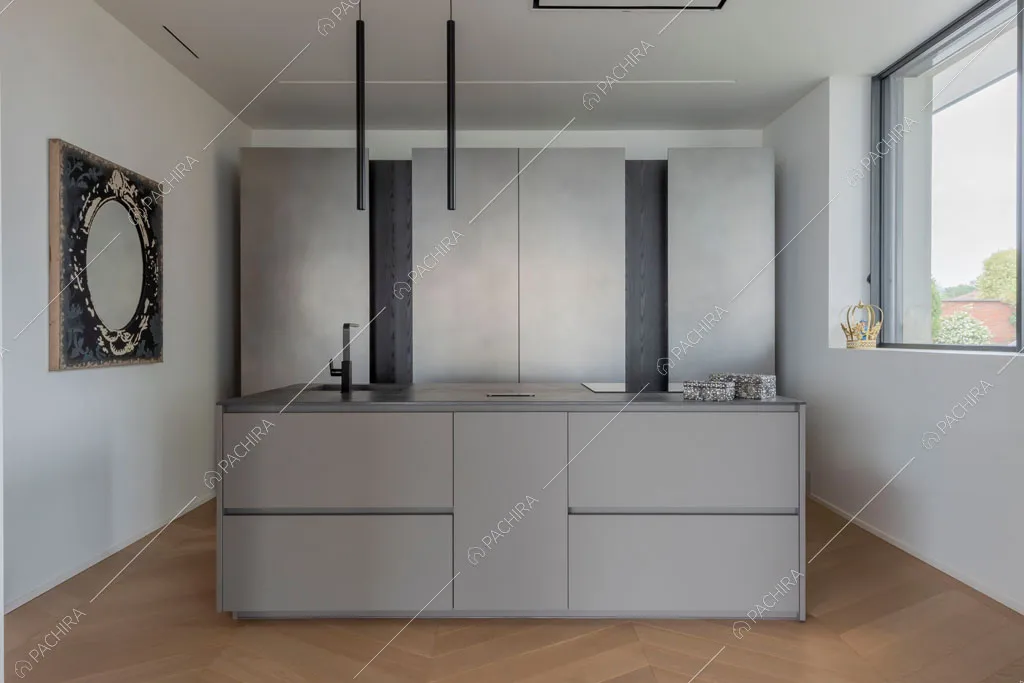 Isola grigia della cucina della villa Ladoga, location in stile contemporaneo a Varese