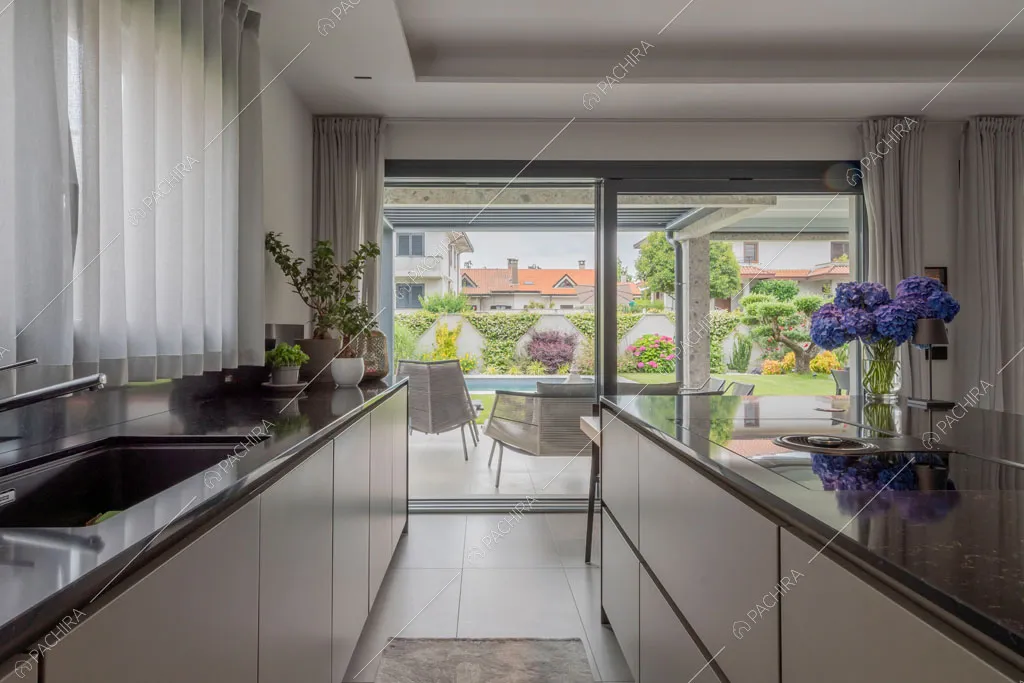 Porta finestra nella cucina della villa Diosma, location in stile moderno a Milano
