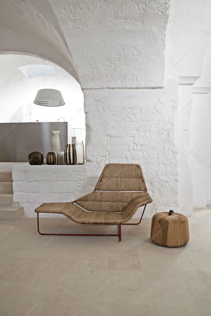 Poltrona di design davanti alla cucina