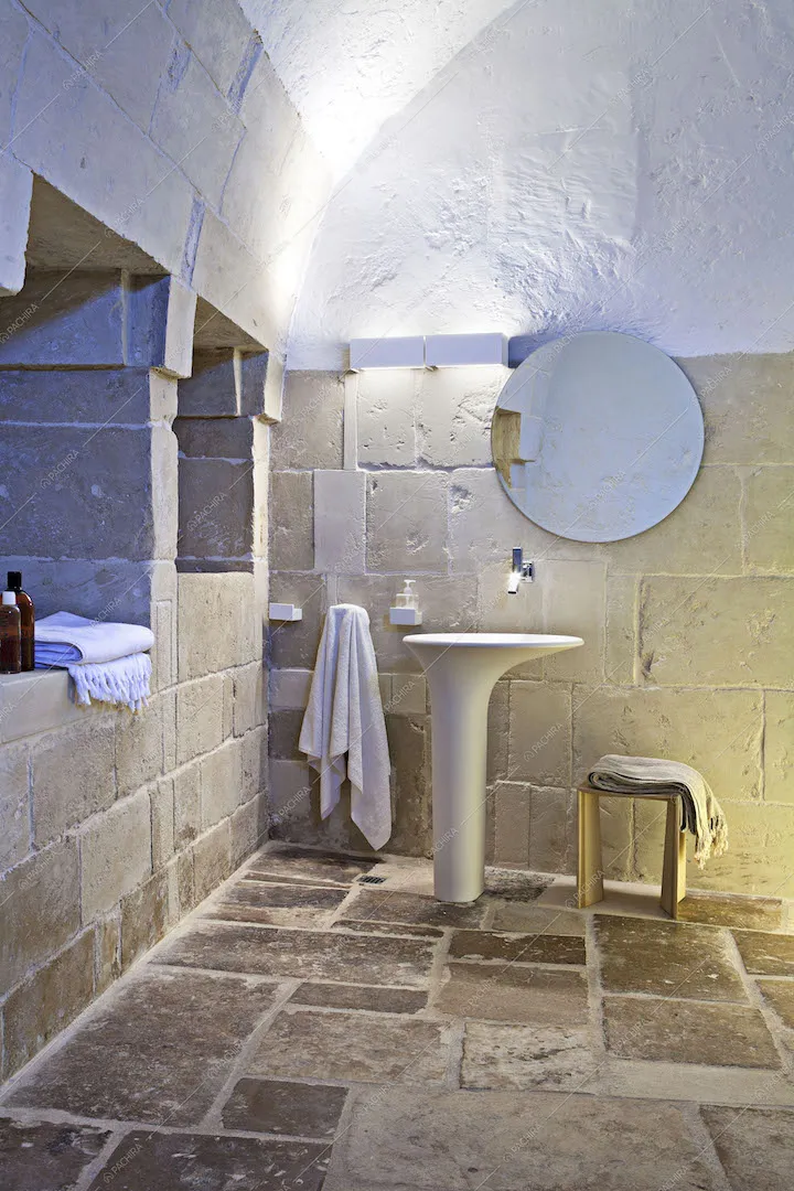 Bagno in pietra grezzo