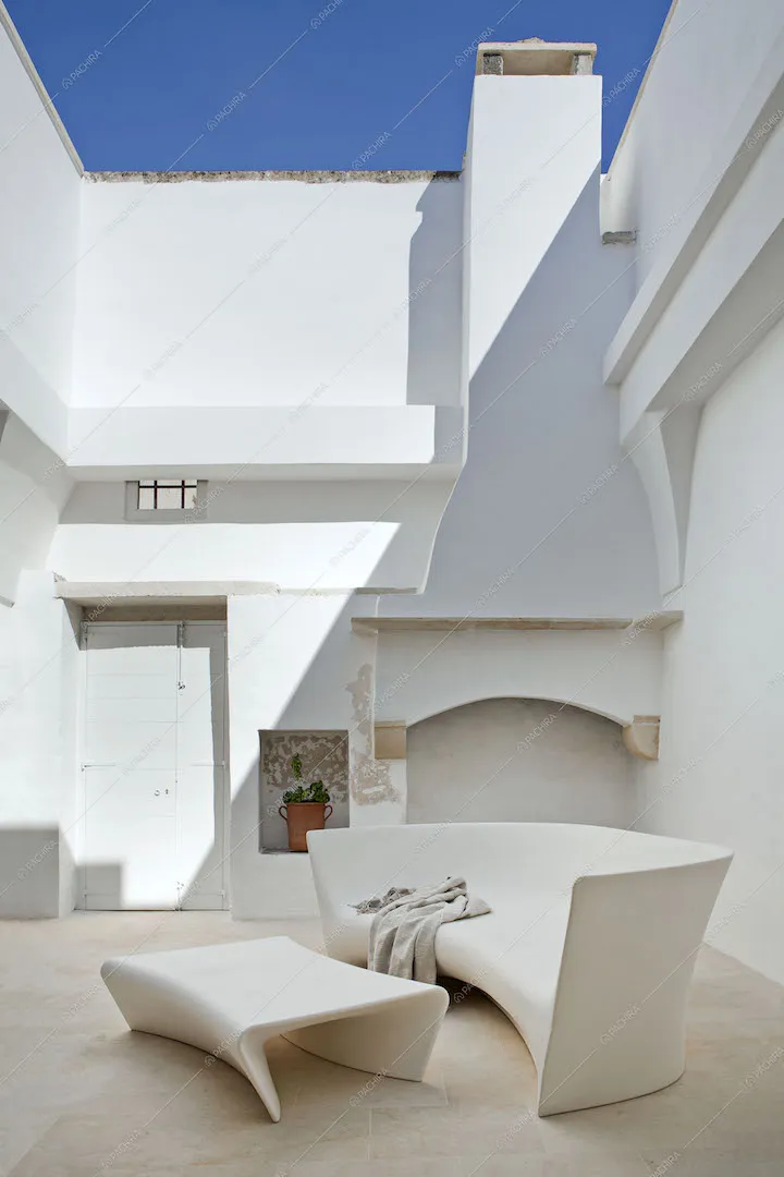 Divano e tavolo di design in terrazza