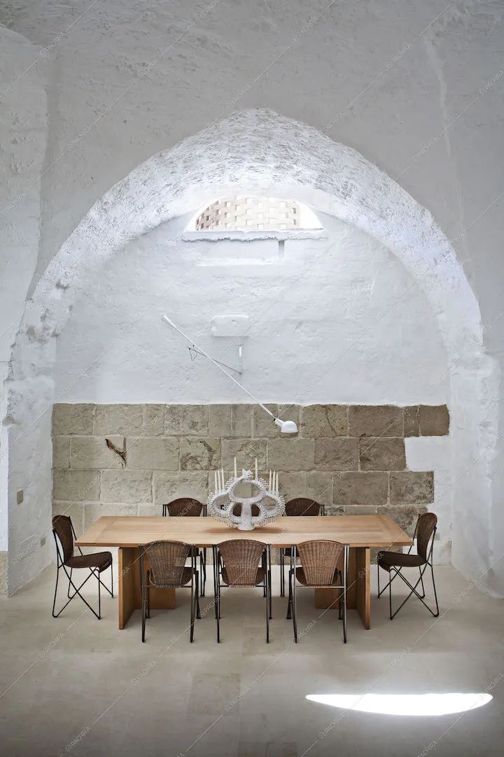 Tavolo da pranzo in legno con candelabro