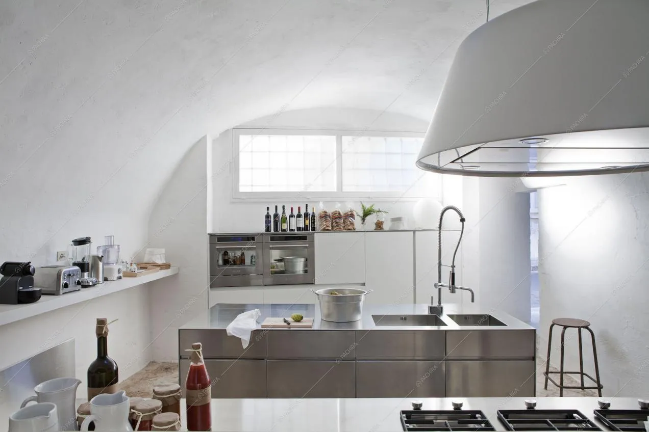 Cucina con isola in acciaio, fornelli a gas