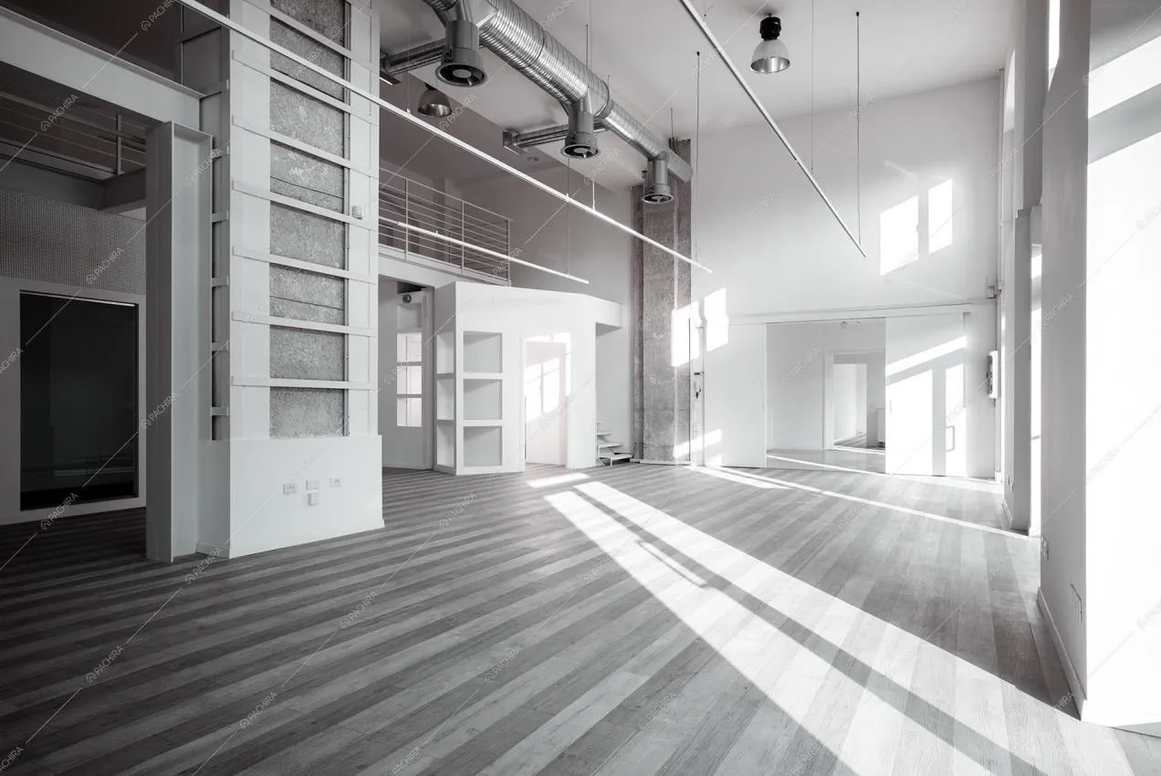 Pavimento in parquet, pareti bianche e scorcio sul soppalco