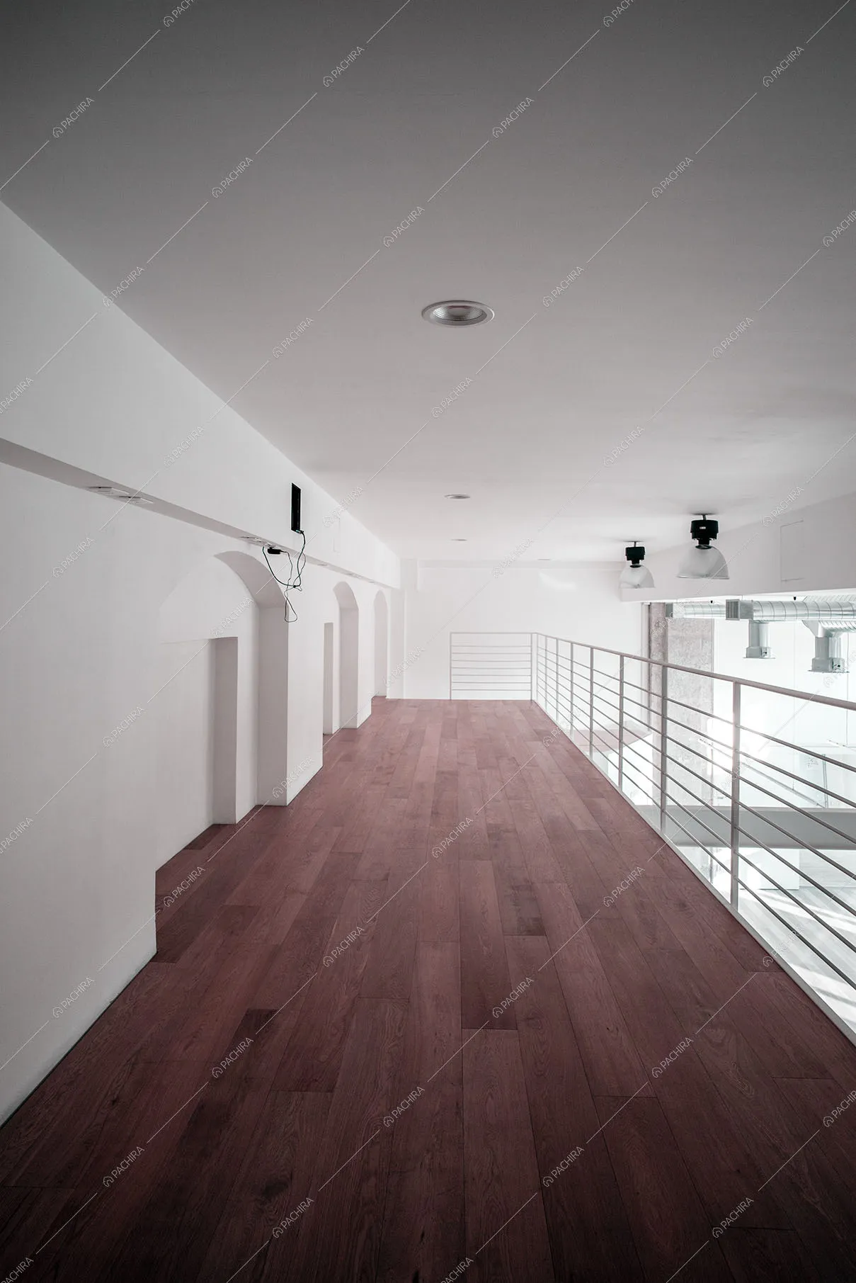 Soppalco con parquet, pareti bianche