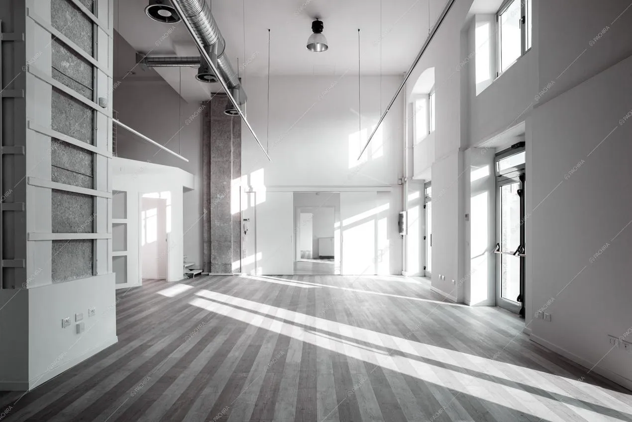Spazio principale libero con parquet a listoni