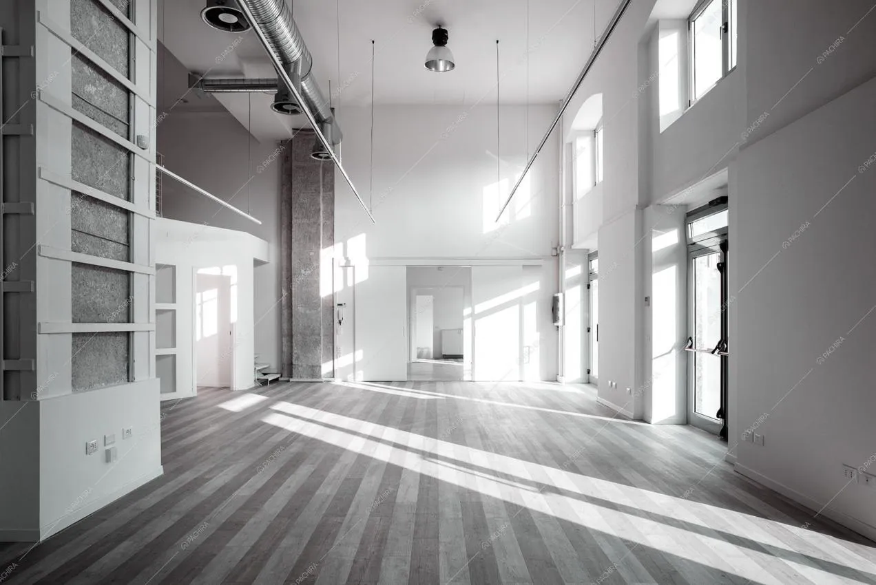 Spazio principale libero con parquet a listoni