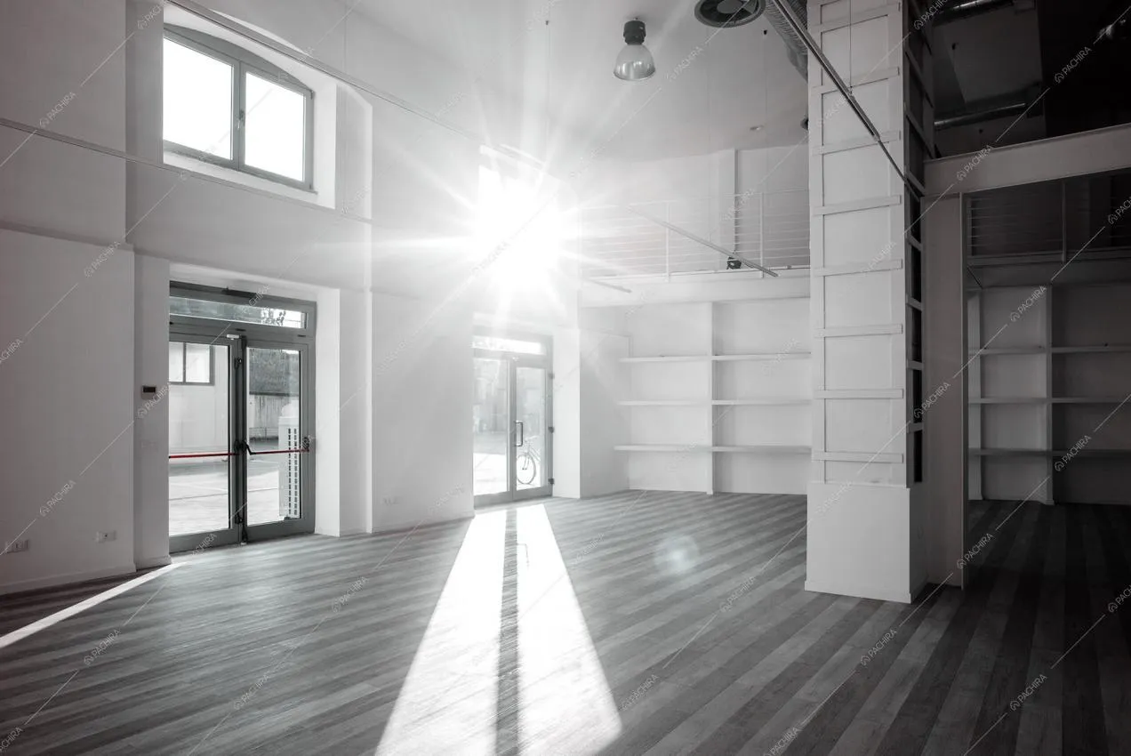 Parquet a listoni, vetrate e pareti bianche
