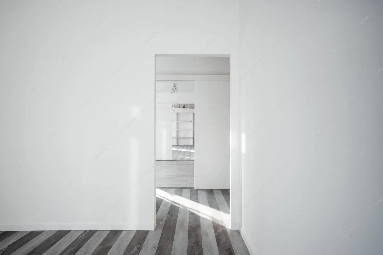 Corridoio con scorcio su più spazi, porte sfalsate
