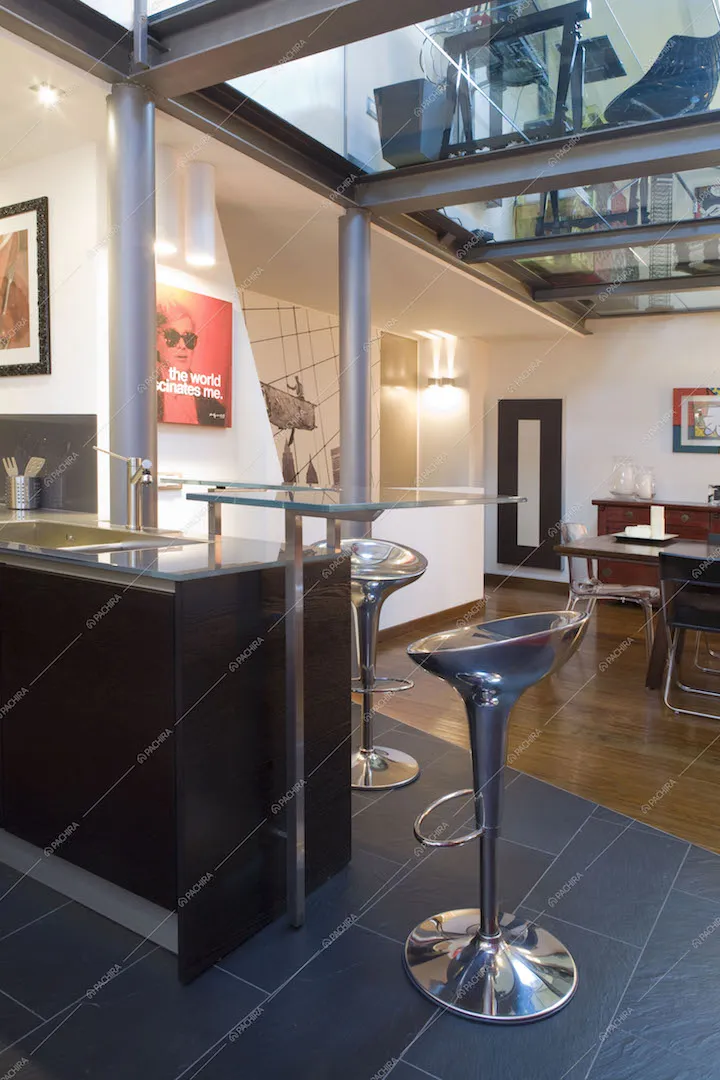 Penisola con sgabelli e vista zona living