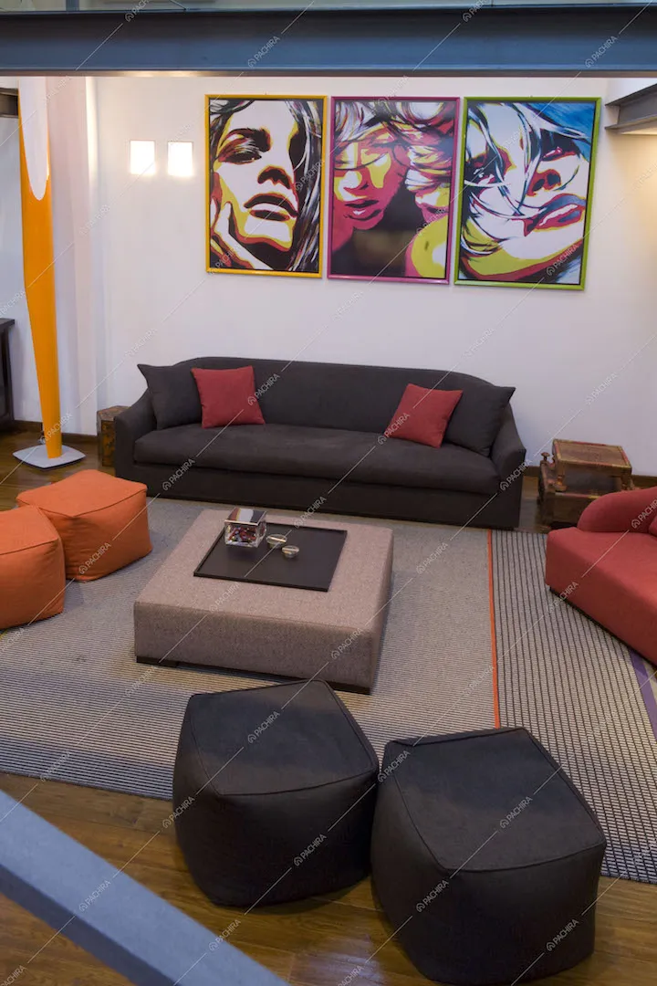 Zona living con pouf, tavolino e divano marrone