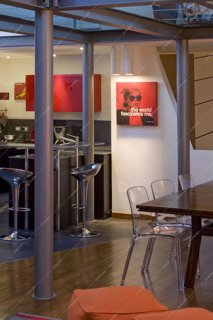 Scorcio su zona pranzo e zona cucina