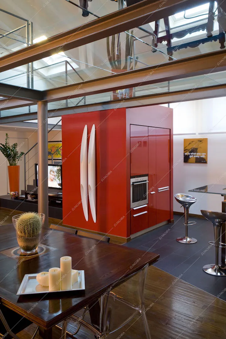 Tavolo da pranzo, muro rosso, armadio della cucina rosso incassato