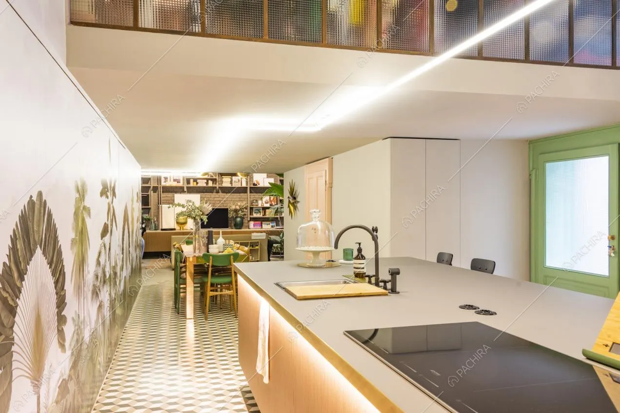 Il piano d'appoggio della cucina con lavandino e fornelli a induzione
