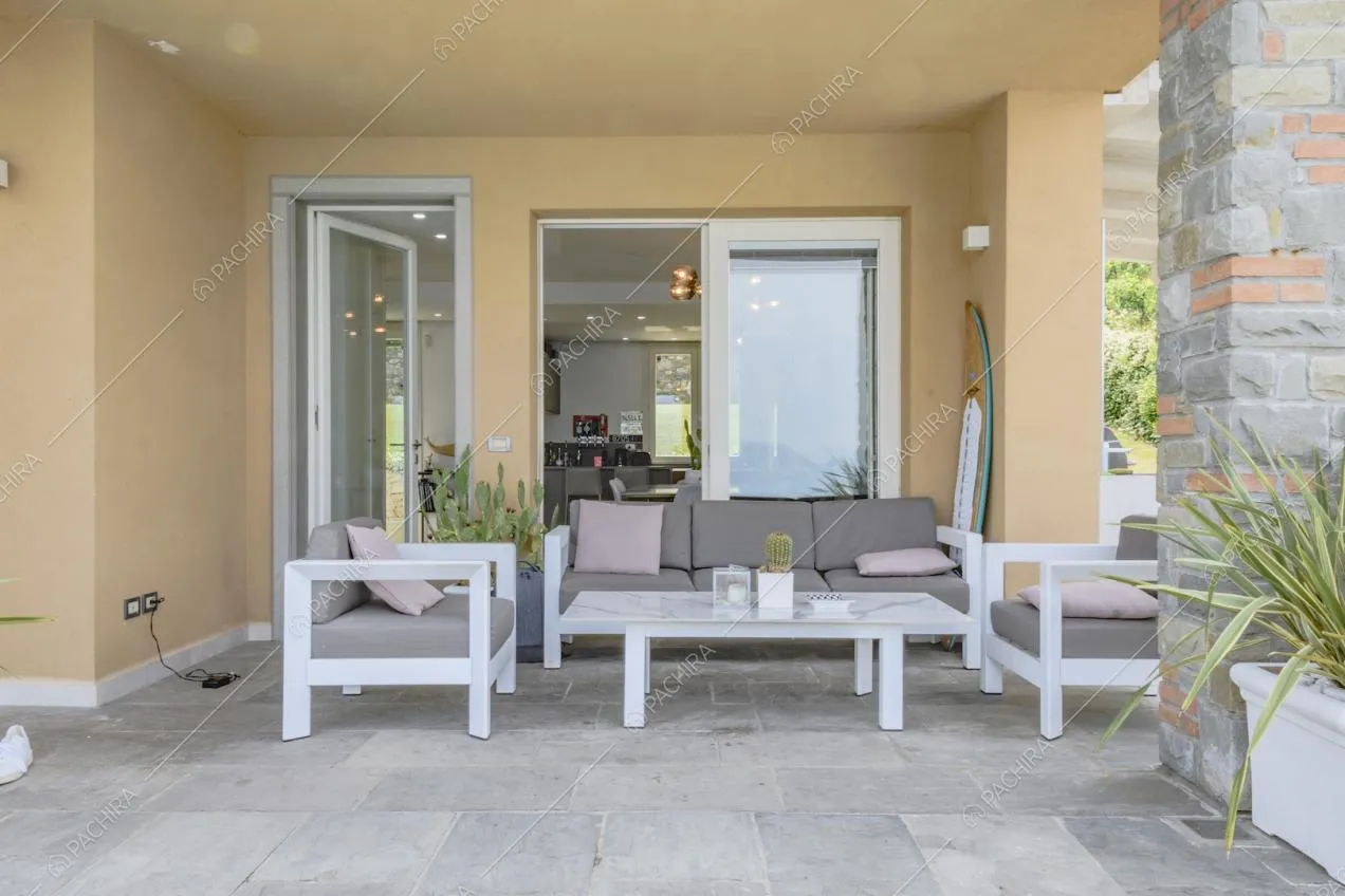 Patio con tavolino, poltrone e divanetto con cuscini