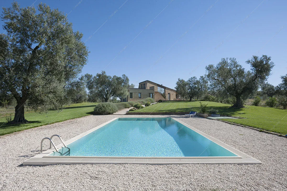 Piscina con scaletta e vista della villa
