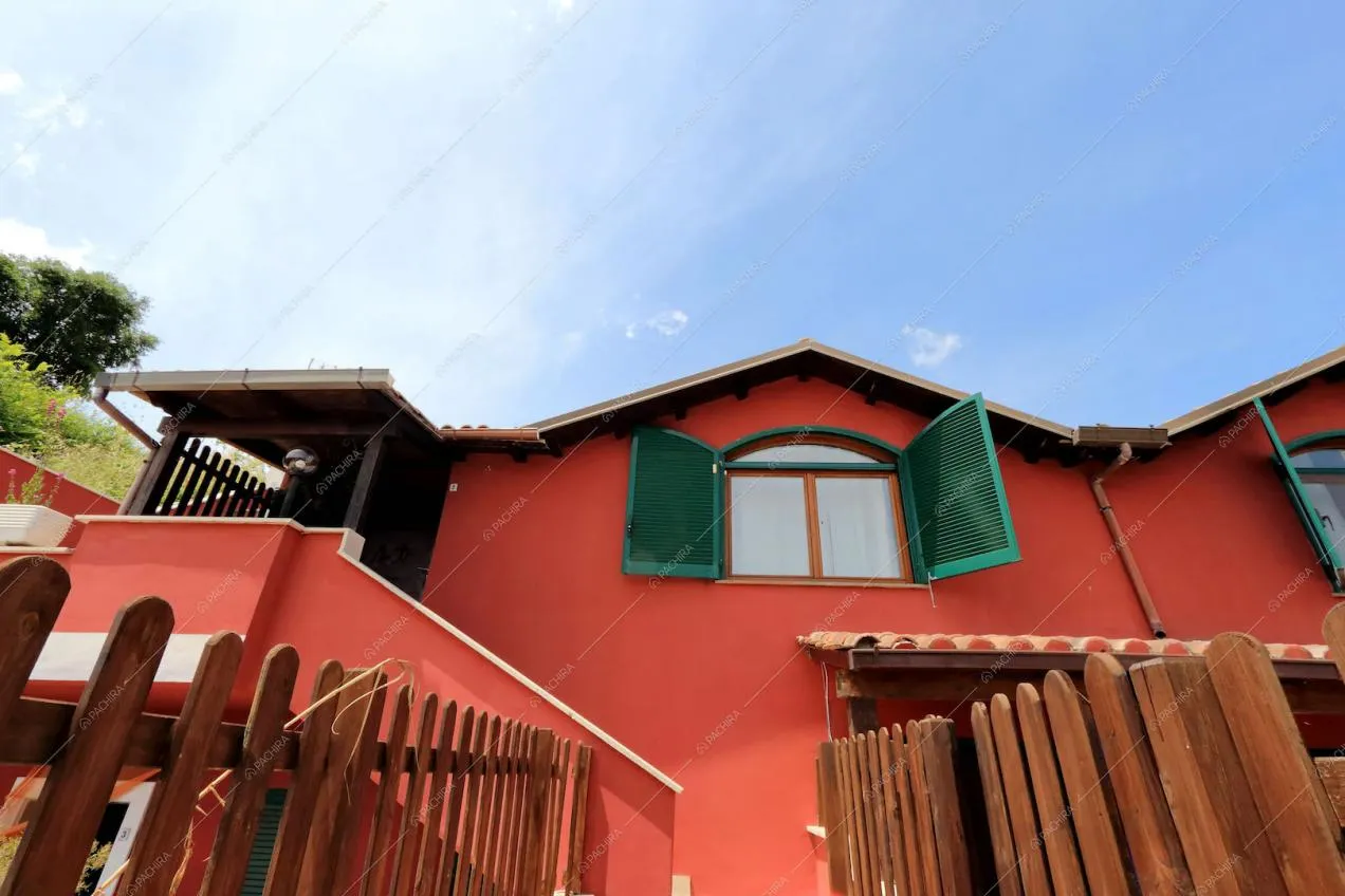 Esterno della villa dal basso verso l'alto