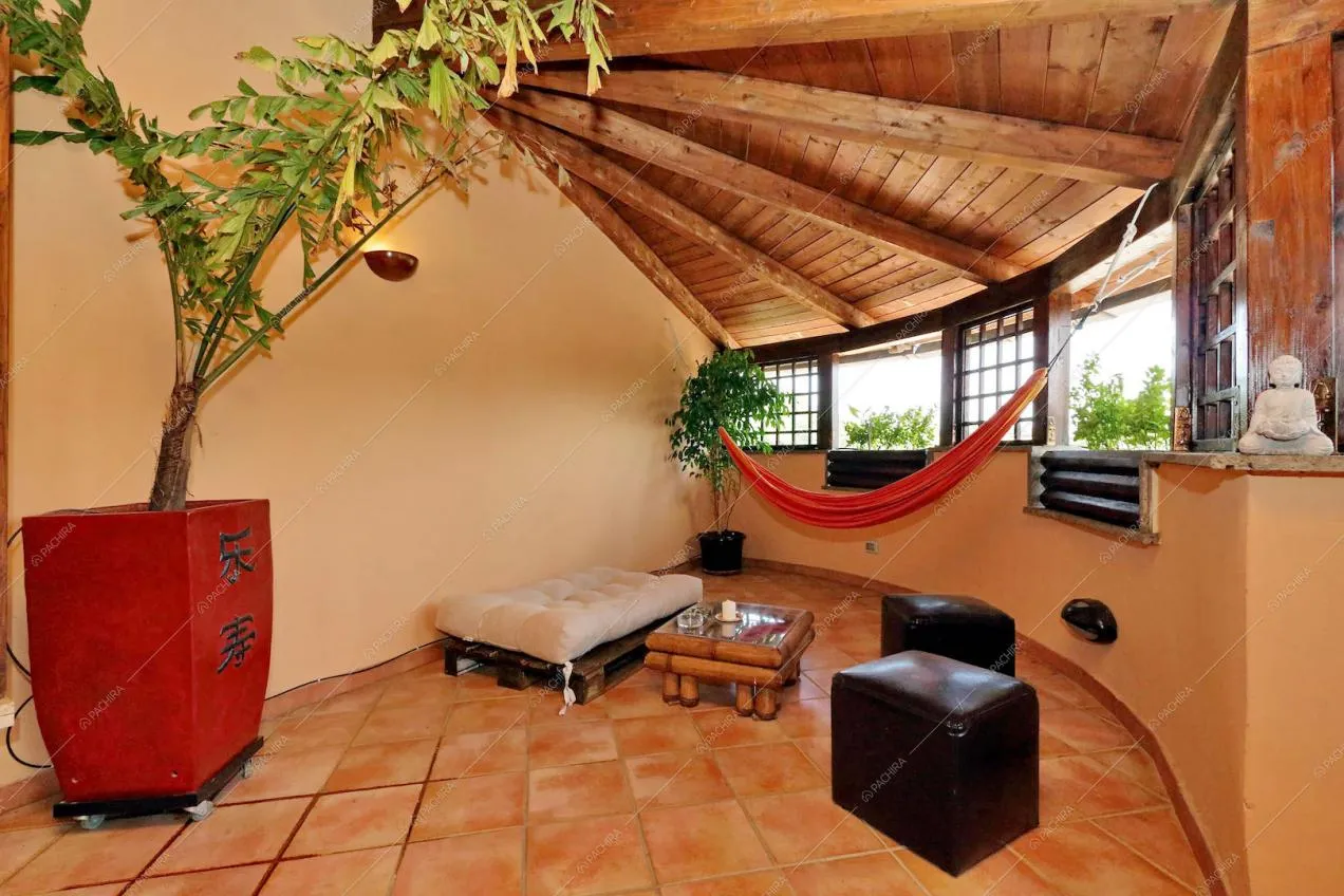 Zona relax con divanetto, due pouf e amaca