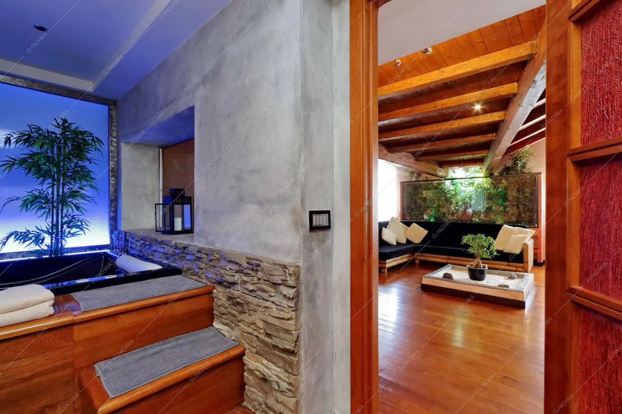 Scorcio su vasca idromassaggio e zona living dal bagno