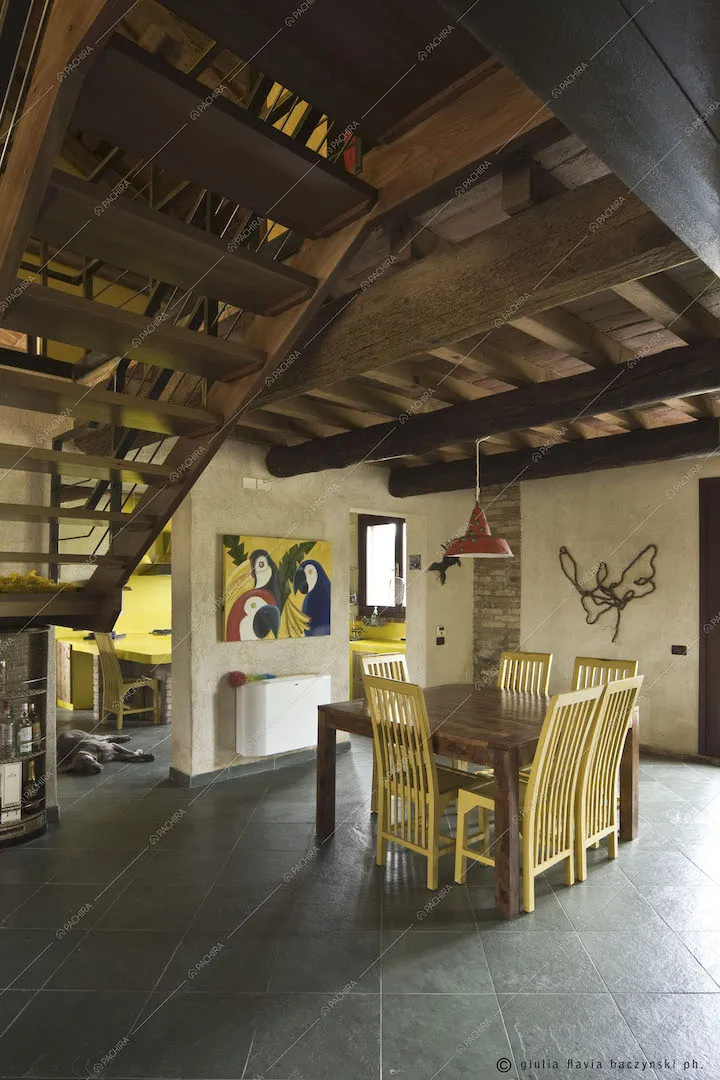 Tavolo da pranzo in legno quadrato, sedie gialle