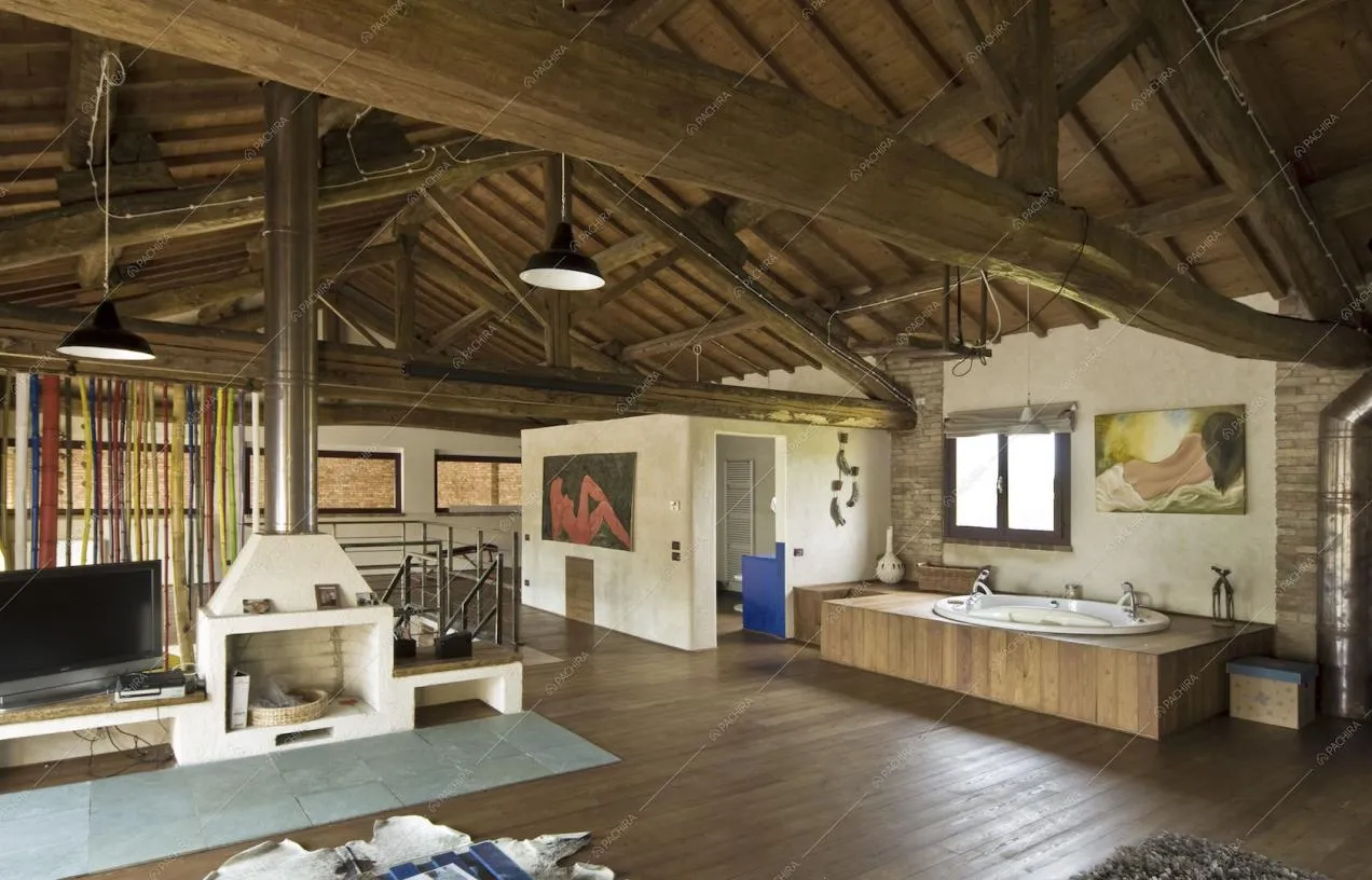 Camino, vasca e bagno privato nella camera da letto