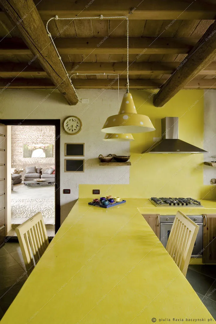 Penisola della cucina, fornelli a gas, travi in legno a vista