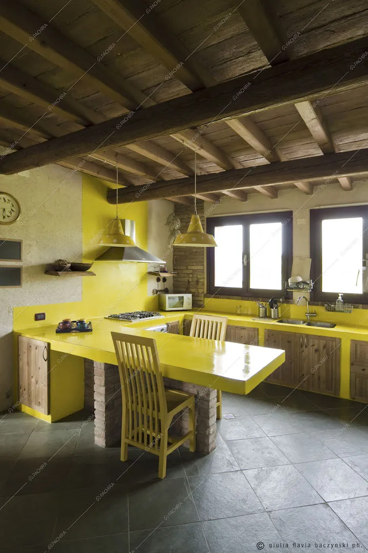 Cucina con penisola, piano di lavoro giallo