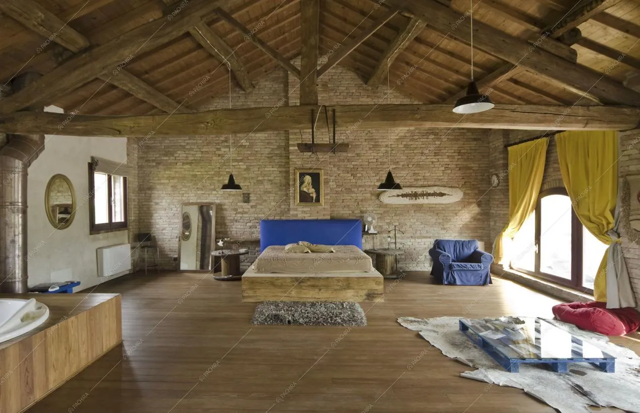 Camera da letto con letto matrimoniale su una struttura di legno, parquet