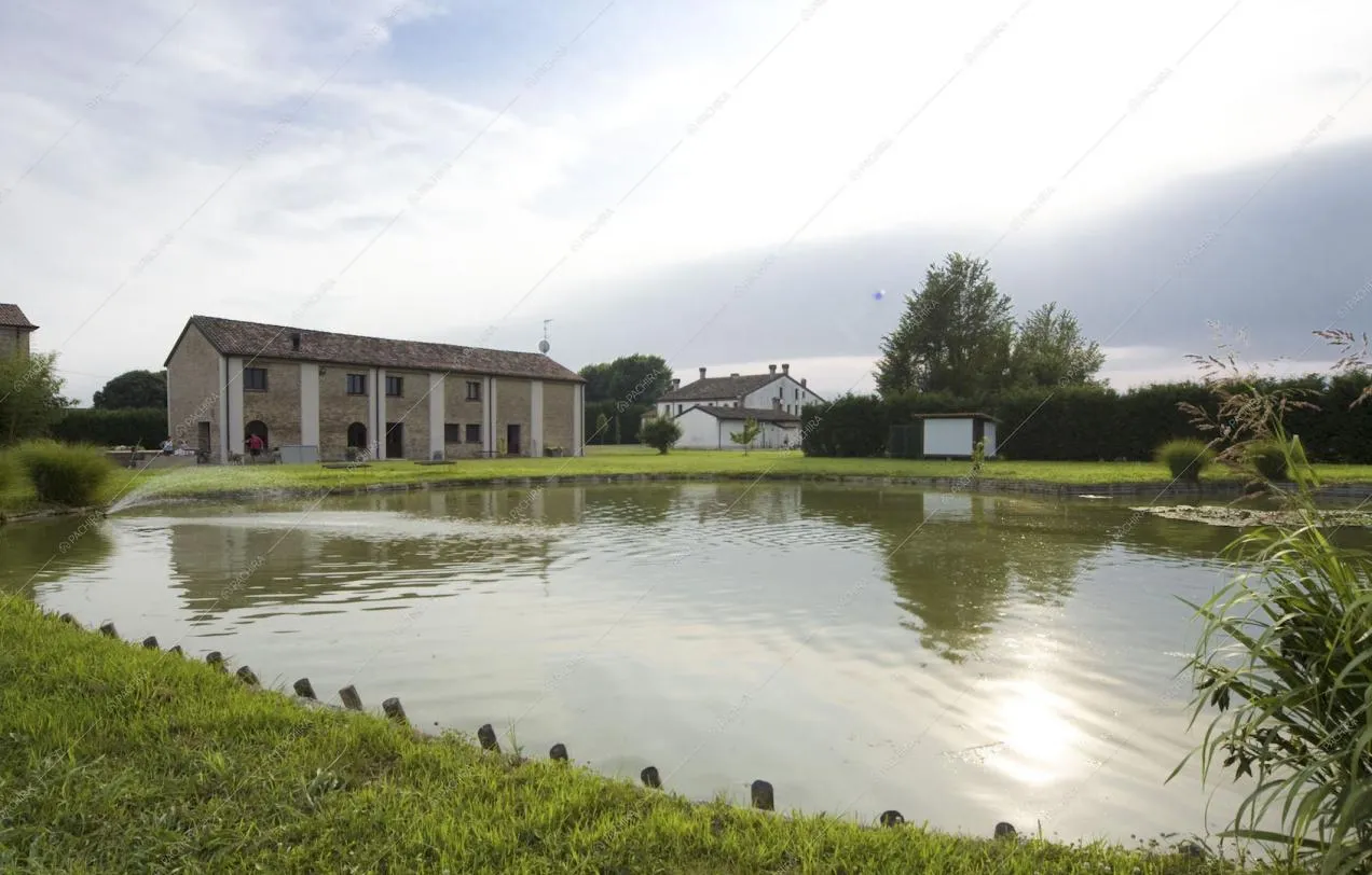 Vista della cascina dal laghetto e dal giardino