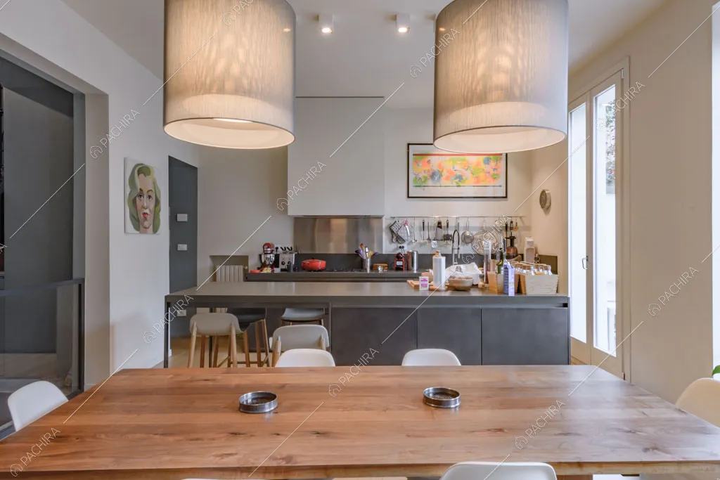 Sala con cucina a vista della villa Kharan, location in stile contemporaneo a Milano