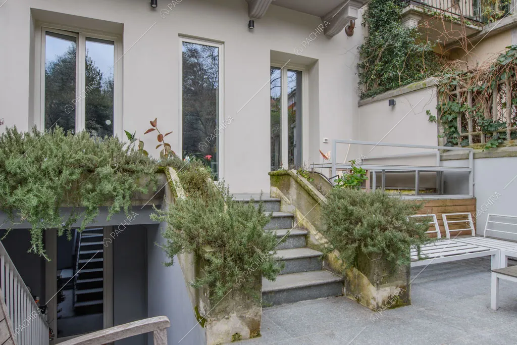 Scale d'ingresso della villa Kharan, location in stile contemporaneo a Milano